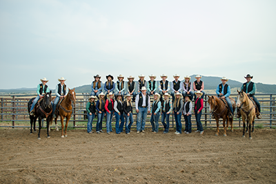 25 rodeo team members pose for a photo.