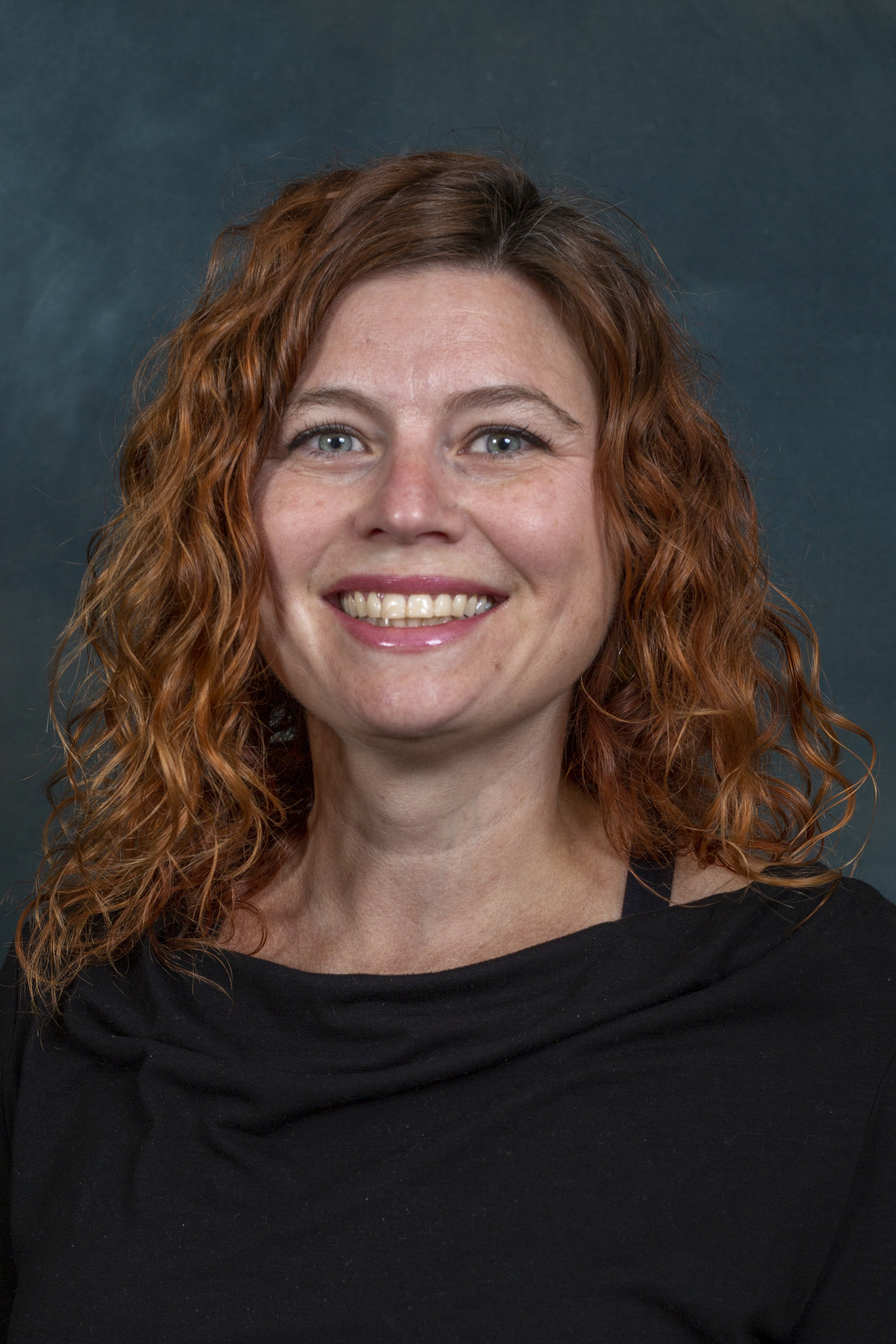 Headshot of Desy Schoenewies